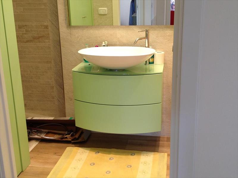 Mobile bagno sospeso con fronte bombato